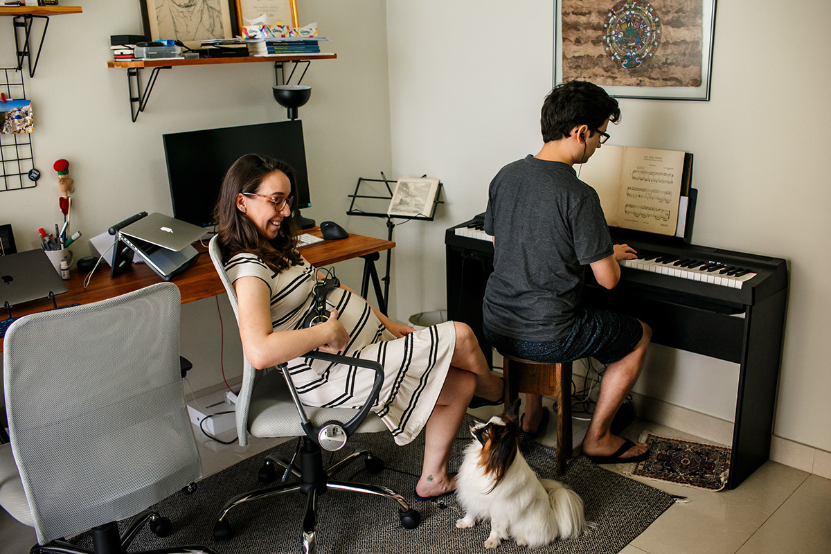 bebê ouve a música do pai através da barriga da mãe grávida em foto de Adriana Costa