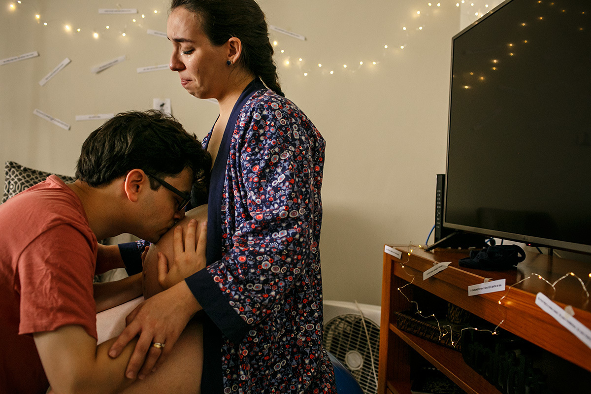 Foto de Adriana Costa do casal emocionado durante o trabalho de parto domiciliar