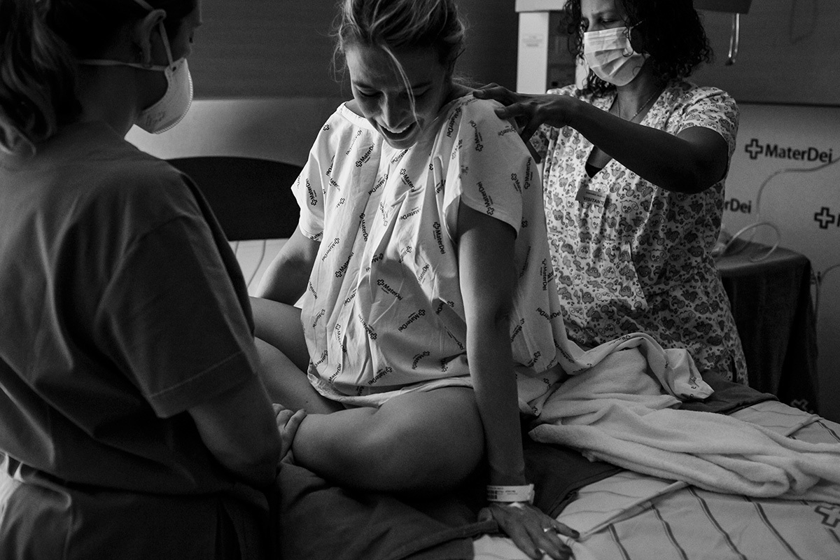 Foto de Adriana Costa da mulher em trabalho de parto sendo assistida pela enfermeira e doula do Instituto Nascer