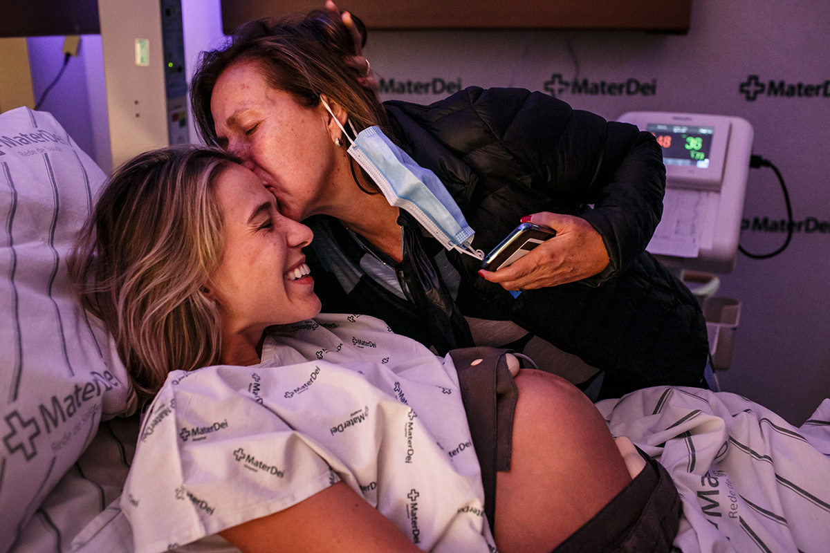 Carinho da mãe com a filha que está em trabalho de parto