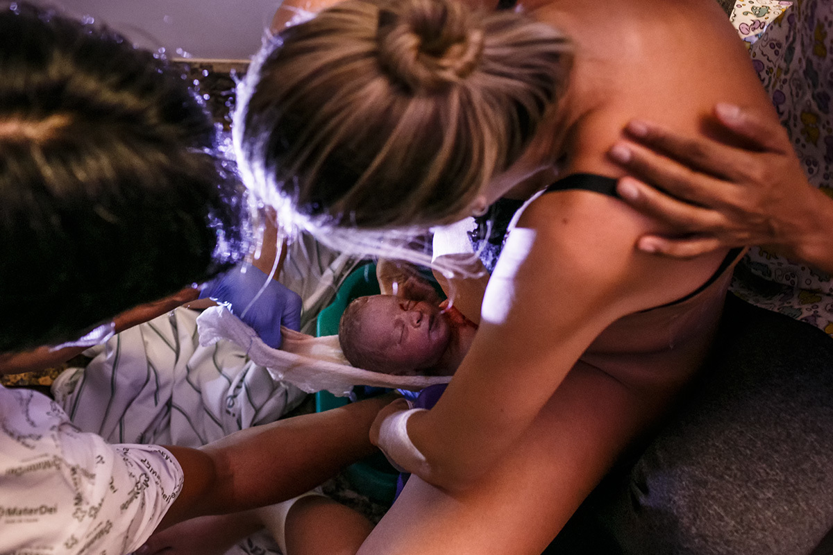 Adriana Documentou mulher pegando o seu bebê ao nascer