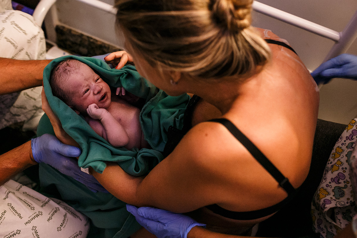 mãe e filho se entreolham logo após o nascimento em foto de Adriana Costa