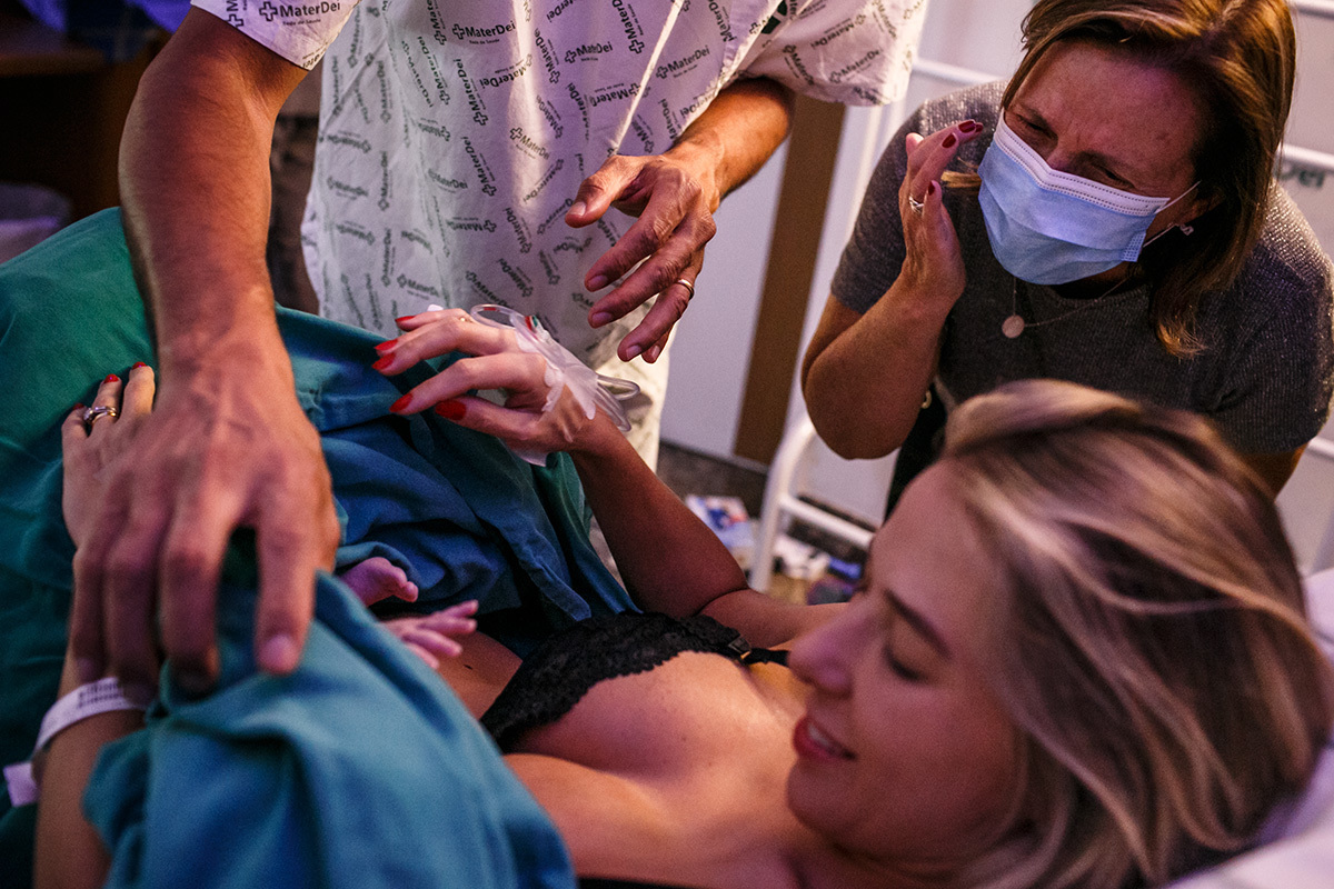 Avó se emociona ao ver o neto qe acabou de nascer