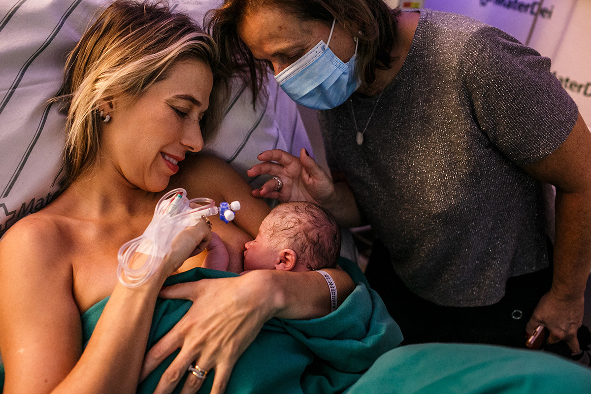 mãe e avó curti o neto que acabou de nascer de parto normal