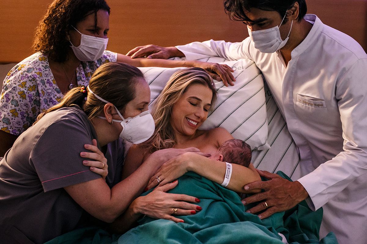 equipe parabeniza a mulher pelo seu parto incrível
