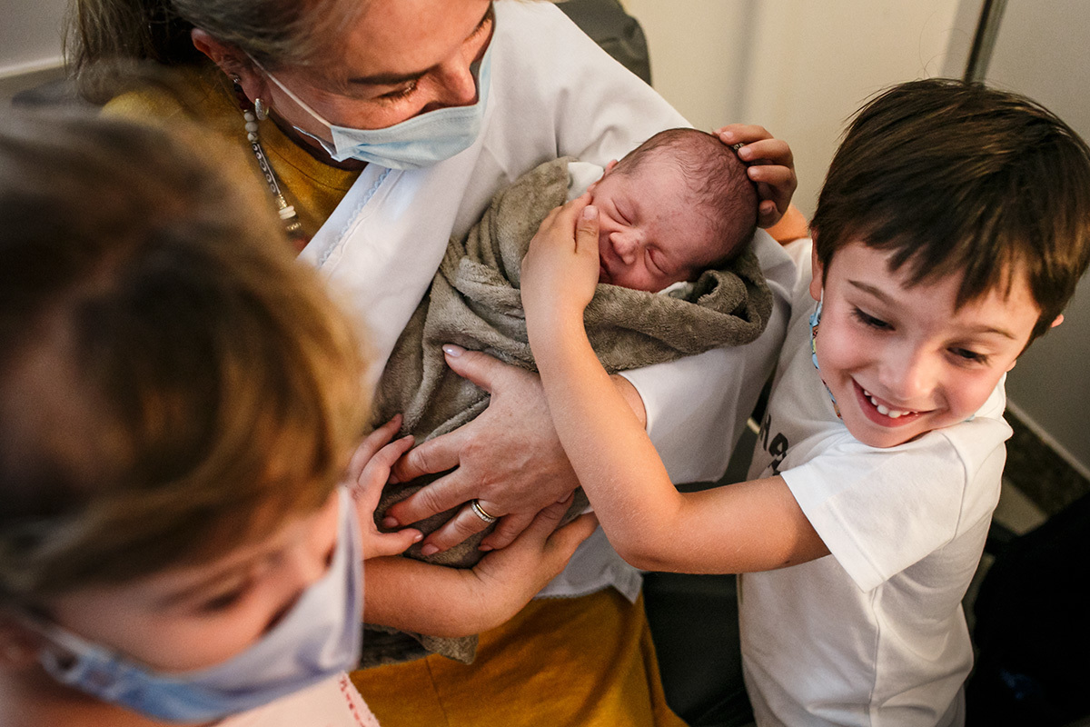 menino vai a maternidade Mater Dei conhecer seu irmão que acabou de nascer