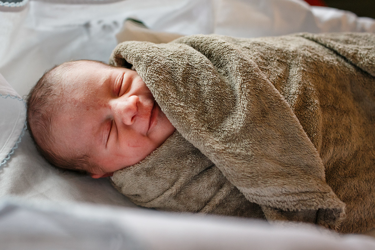 bebê sorrindo logo após o nascimento