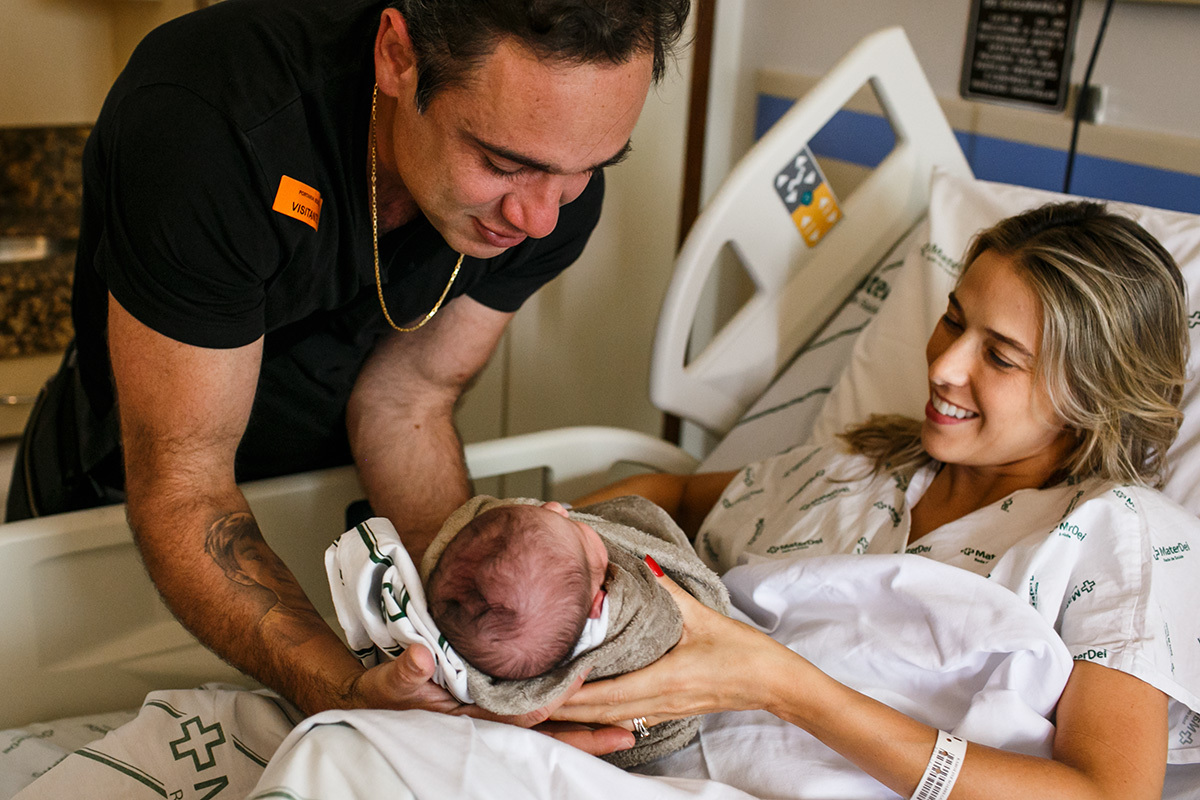 família curti o bebê logo após o nascimento