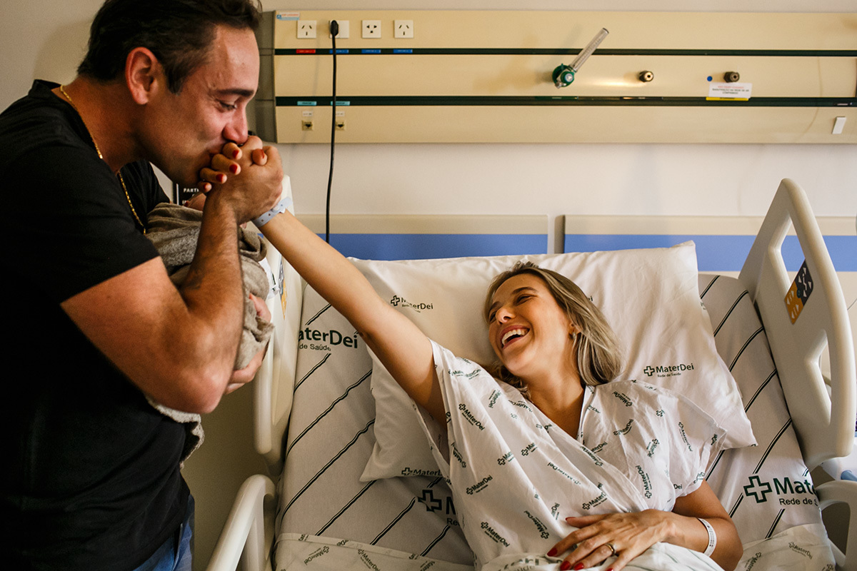 casal se beijam após o nascimento do bebê