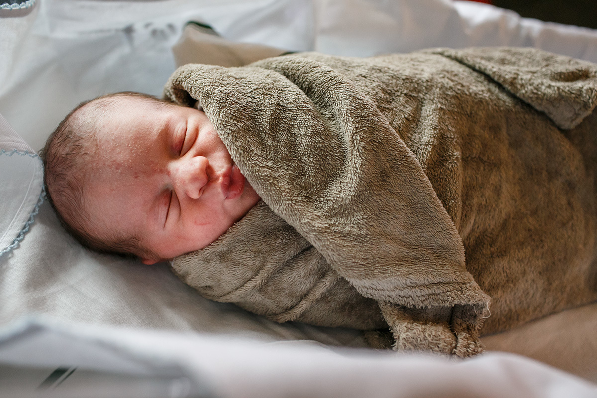 bebê que acabou de nascer mandando beijo em foto de Adriana Costa