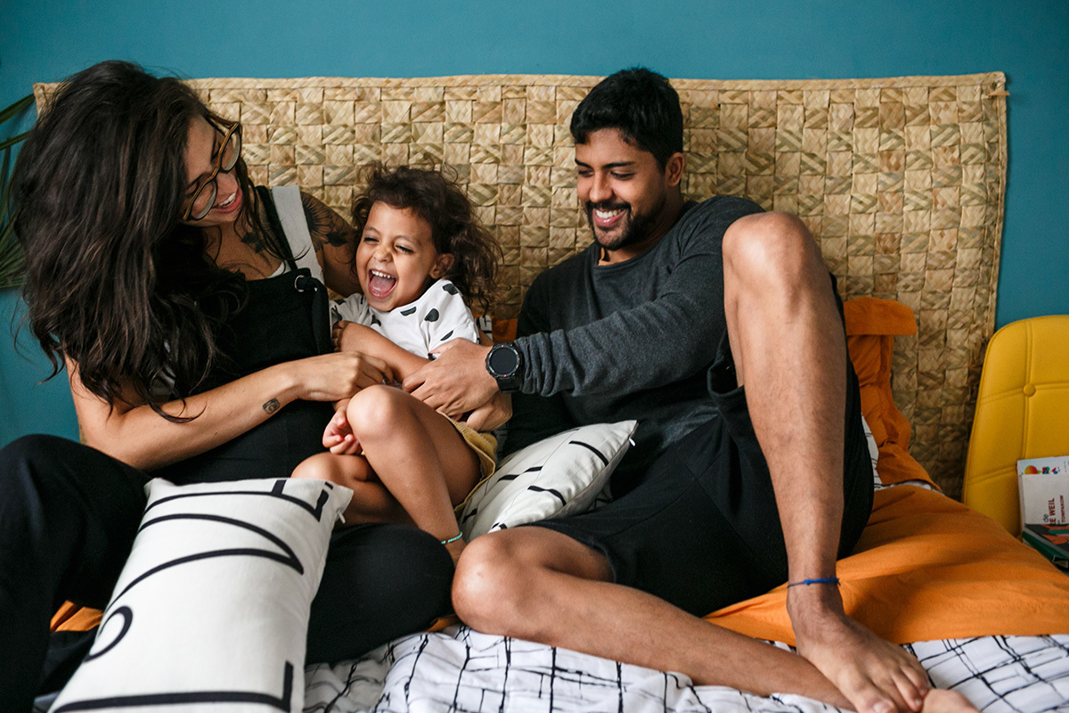 acompanhamento natural em casa de um casal grávido