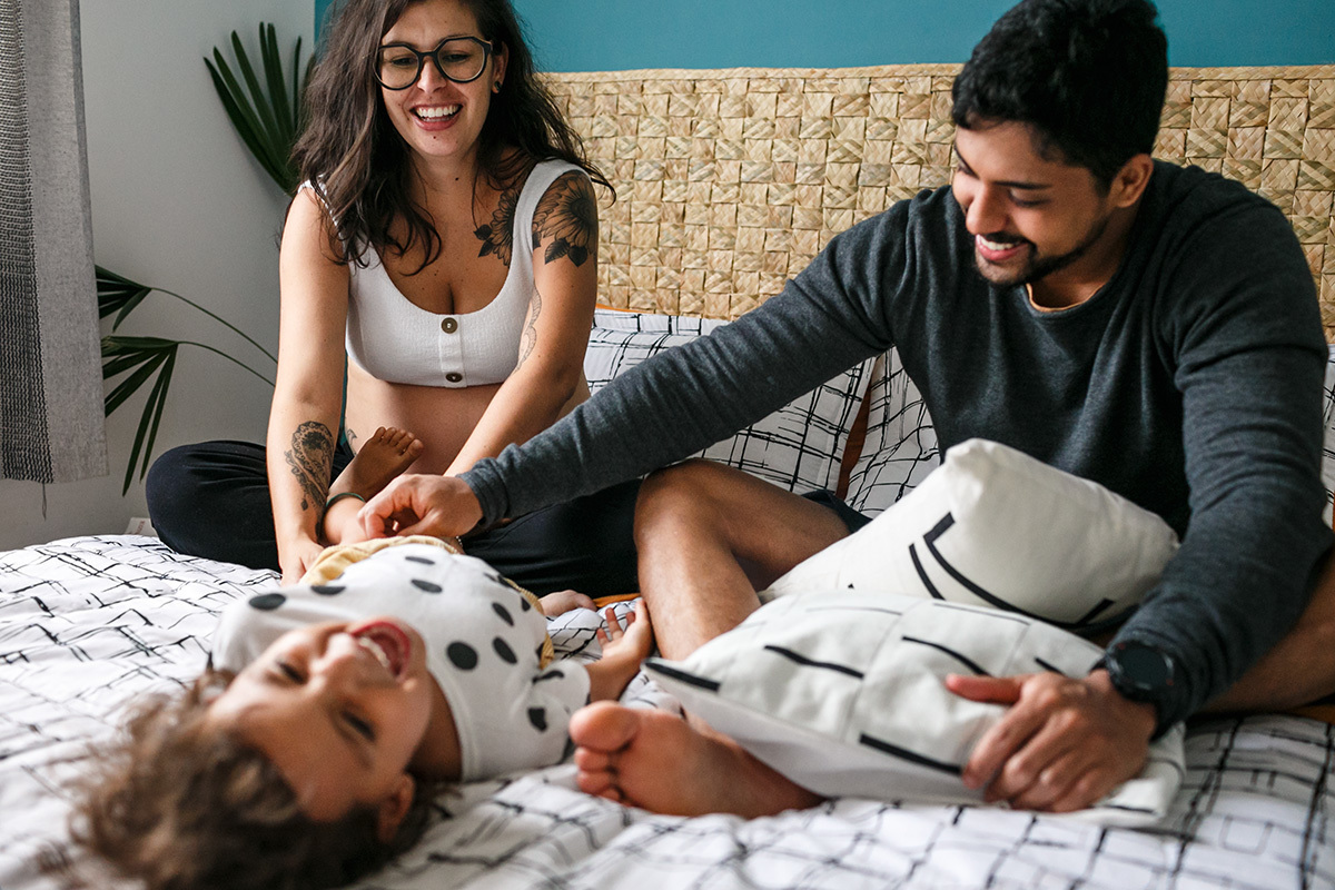 acompanhamento natural em casa de um casal grávido