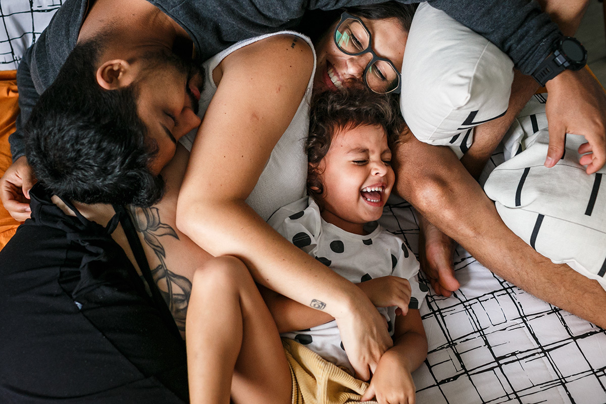 gestante se diverte com sua família