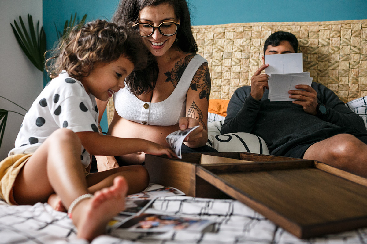 Família revendo fotos de suas histórias
