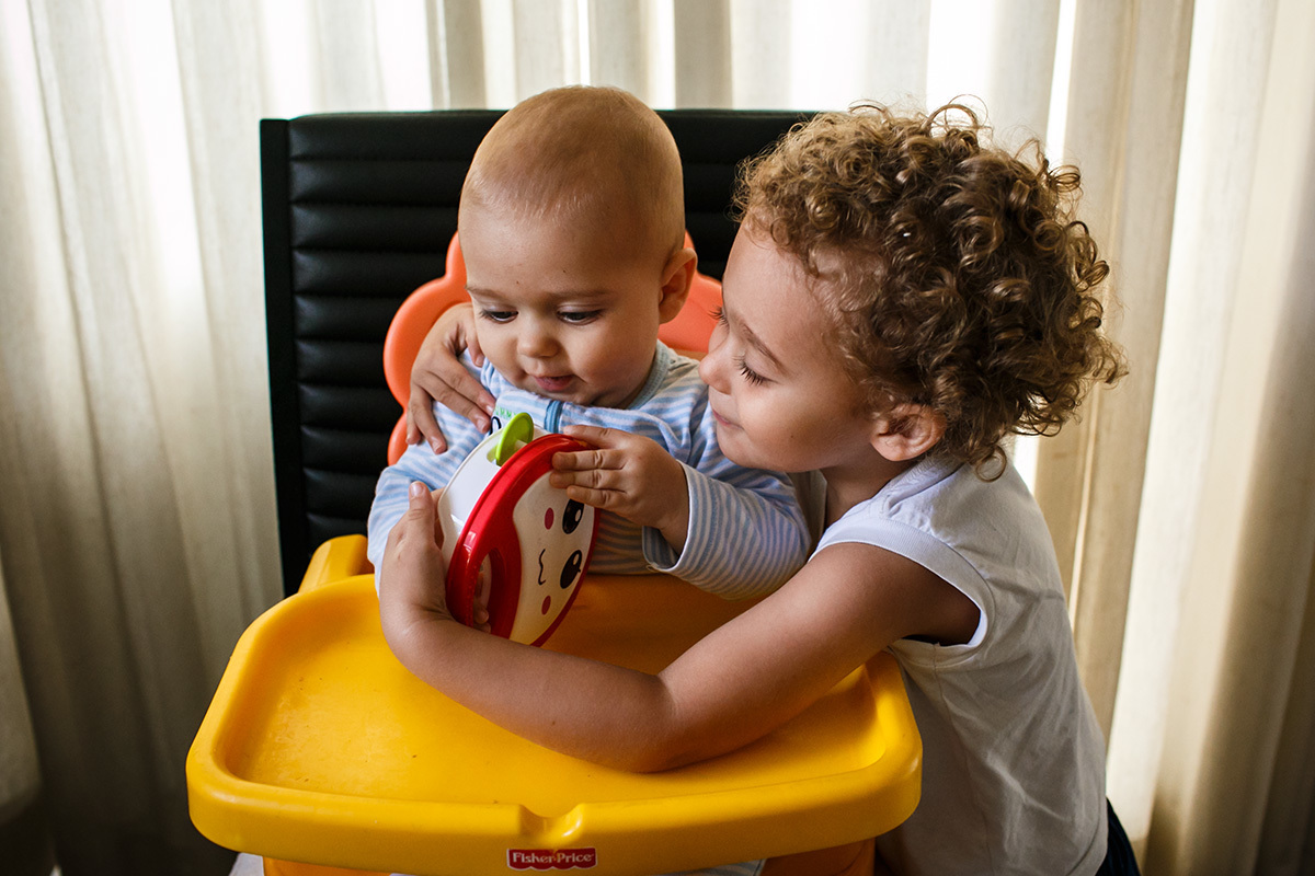 irmãos se abraçando com carinho em foto de Adriana costa