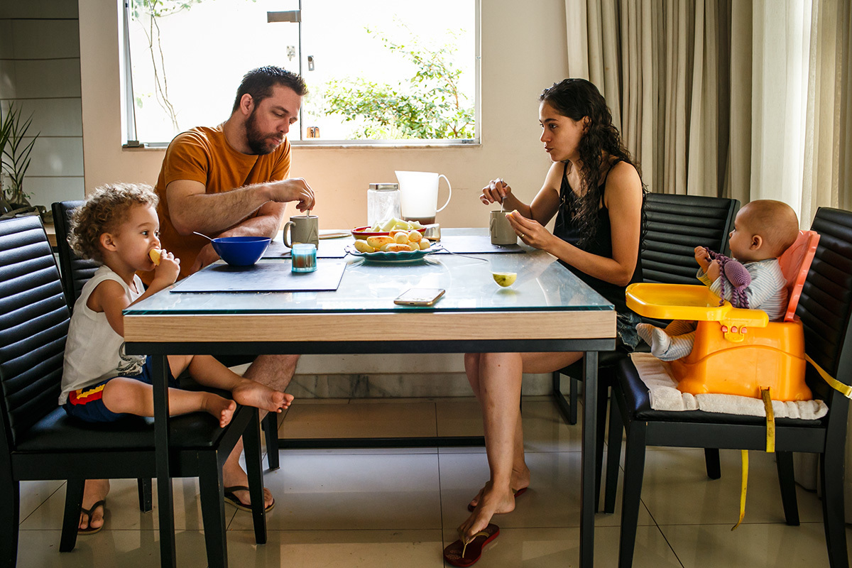 família reunida para o café da manhã