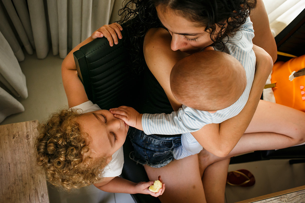 irmãos em momento de carinho 