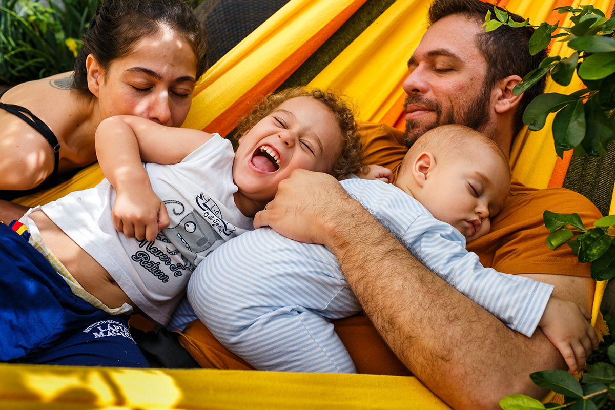 família se divertindo na rede de dormir