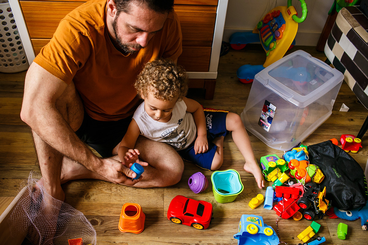 pai brincando de lego com o filho