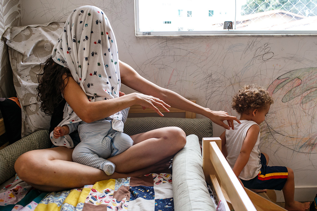 mãe brincando de fantasma com os filhos em foto de Adriana Costa