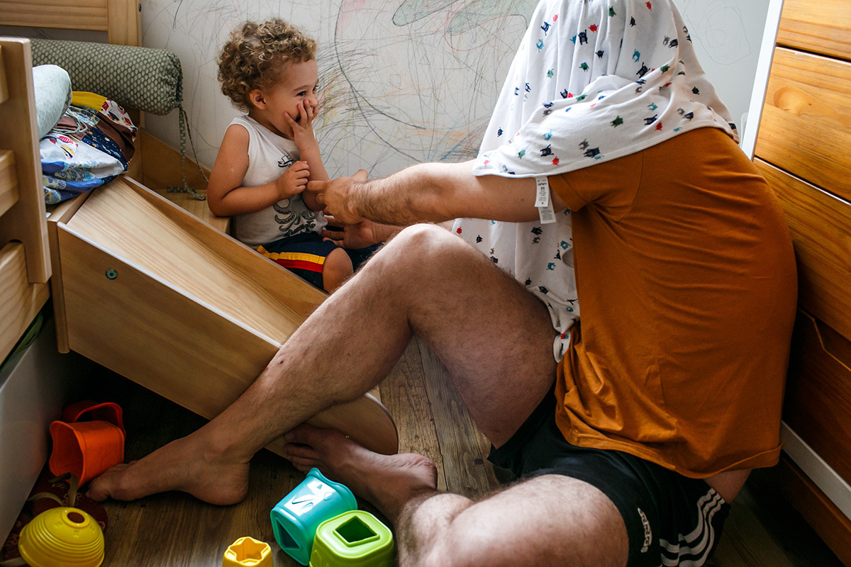 Adriana Costa registrou pai brincando de fantasma com os filhos