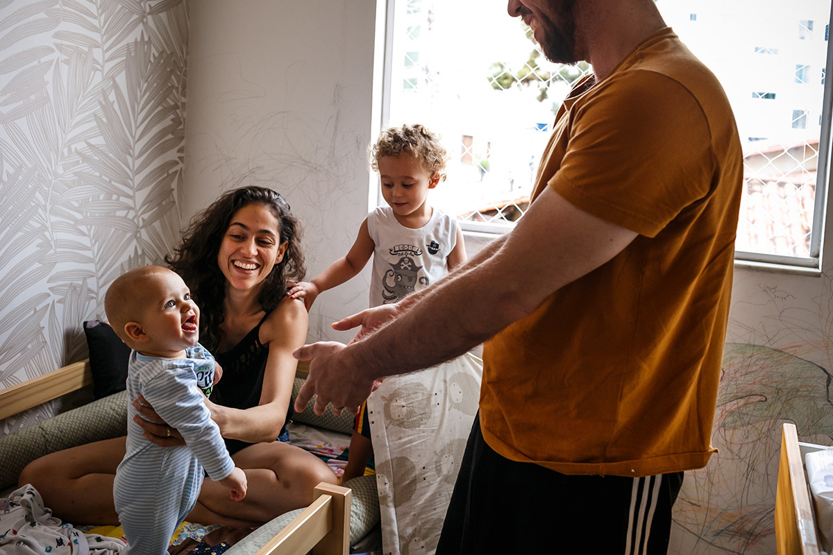 bebê ri feliz ao olhar para o pai