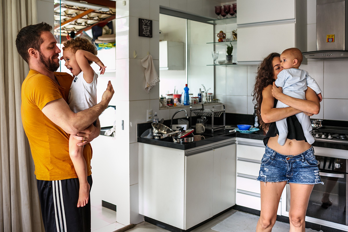 pais com seus filhos na cozinha