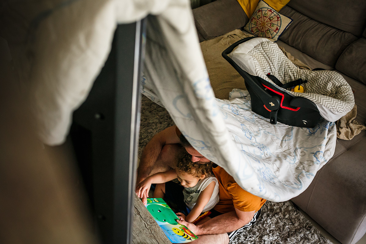 pai brinca de cabana com seu filho