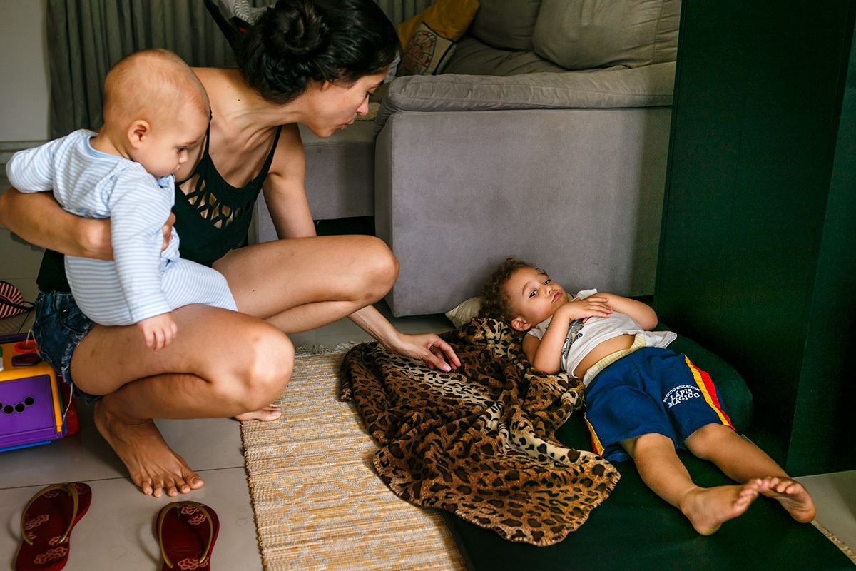 menino faz birra de ciúme pelo irmão mais novo em foto de Adriana Costa