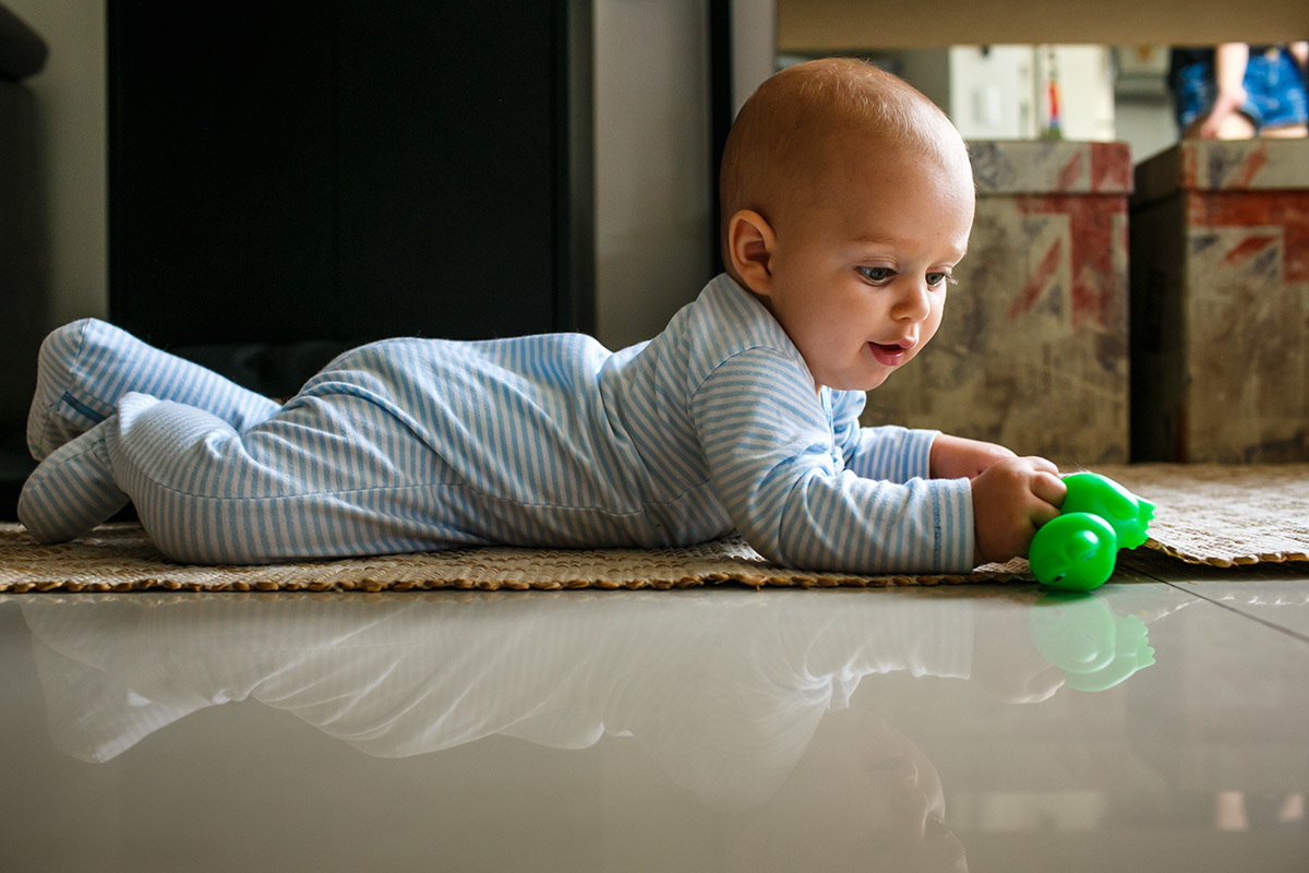 bebê de 6 meses de bruço