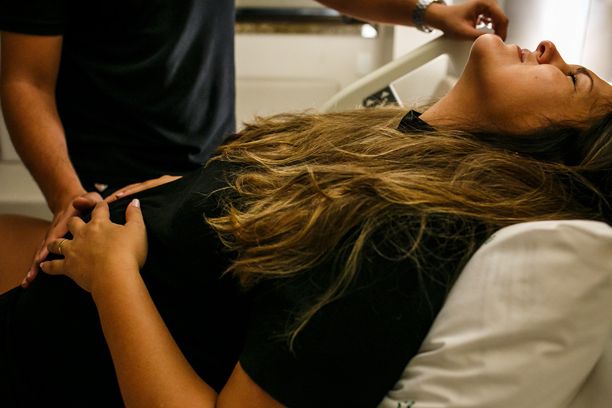 marido apoiando esposa no dia do parto em foto de Adriana Costa