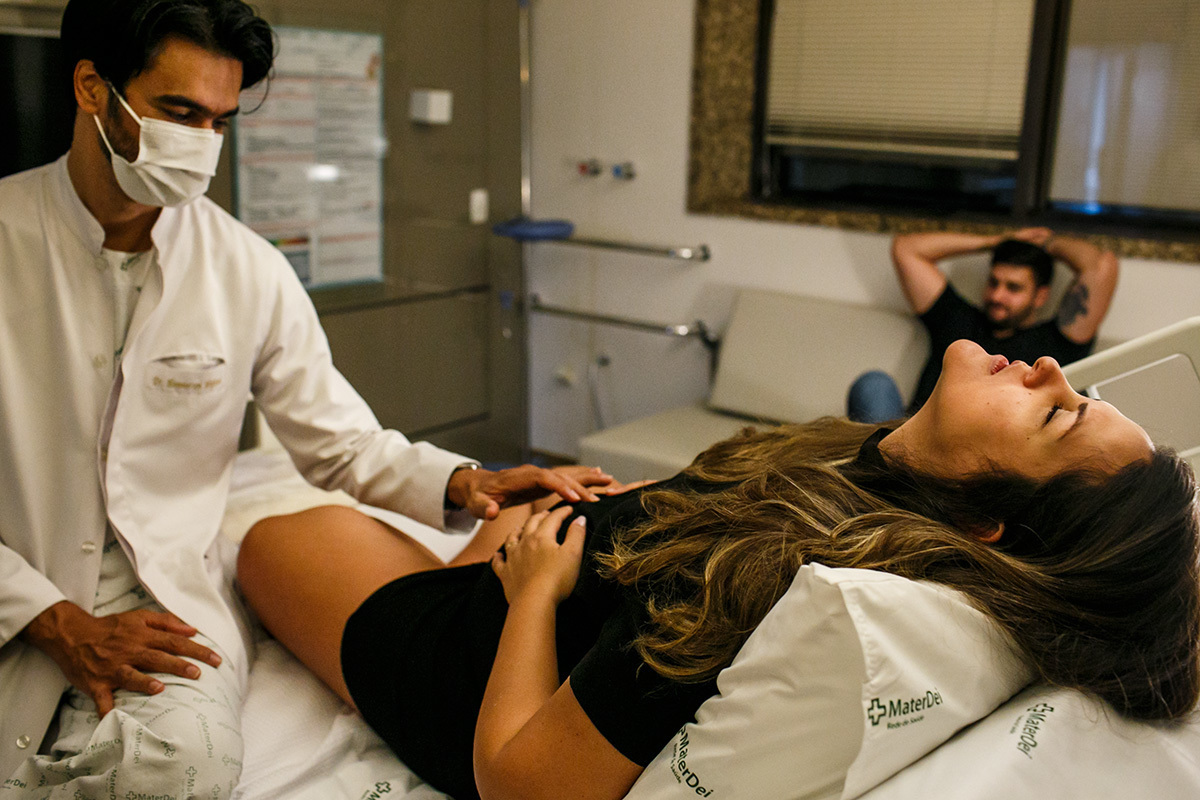 Dr Hemmerson Magioni do Instituto Nascer acompanhando o casal que se prepara para um parto Natural