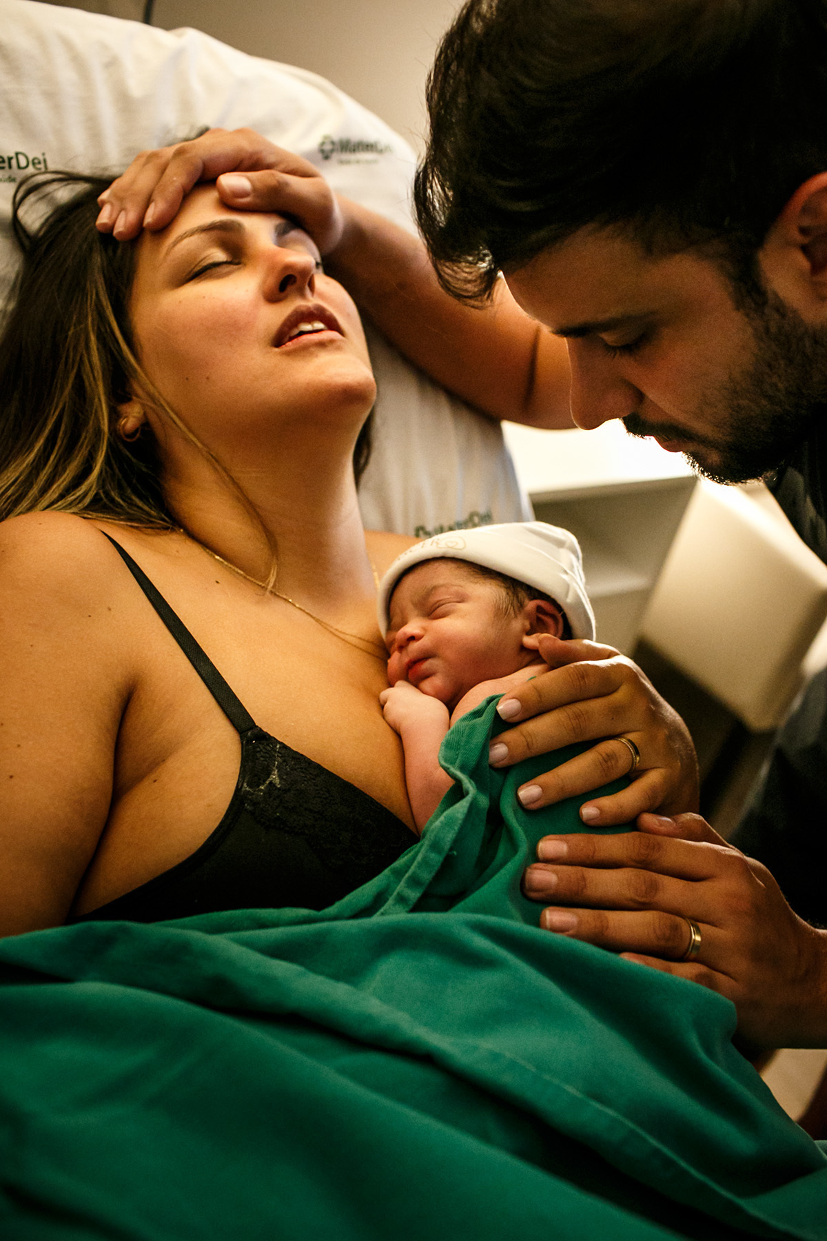 foto de Adriana Costa do casal emocionado com a filha que nasceu de parto natural