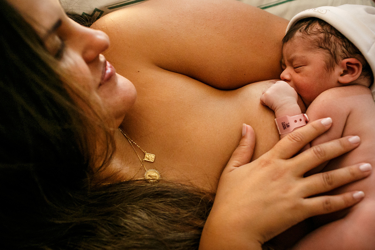 Adriana Costa documentou mãe amamentando na hora de ouro