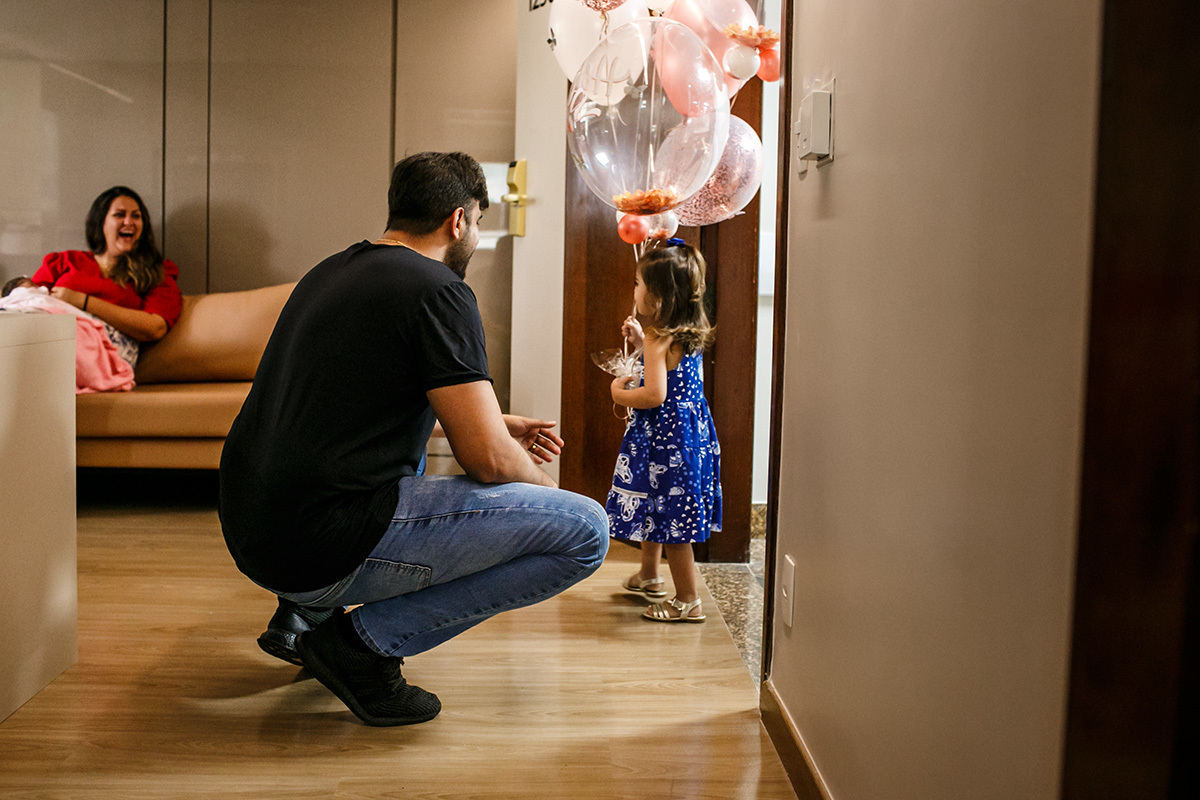 encontro da entre irmãs após o nascimento registrado por Adriana Costa
