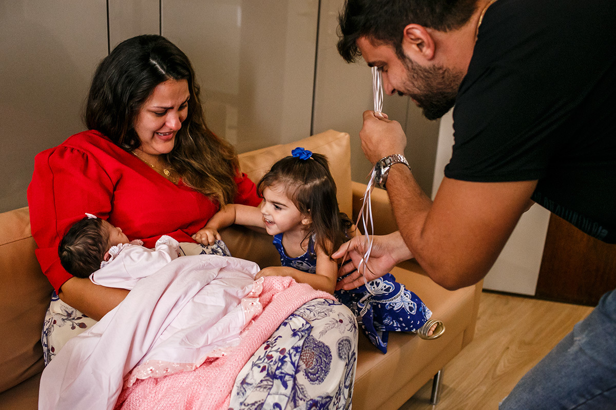 Encontro emocionante entre irmãs após o nascimento na maternidade Mater Dei