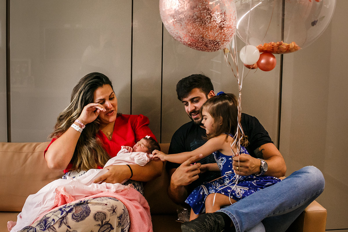 mãe se emociona quando sua filha mais velha encontra a sua filha que acabou de nascer
