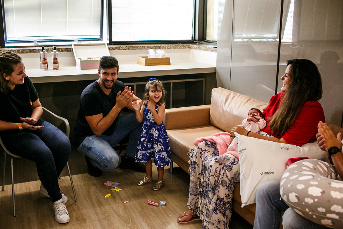 menina nasce no dia do aniversário do pai e a família comemora