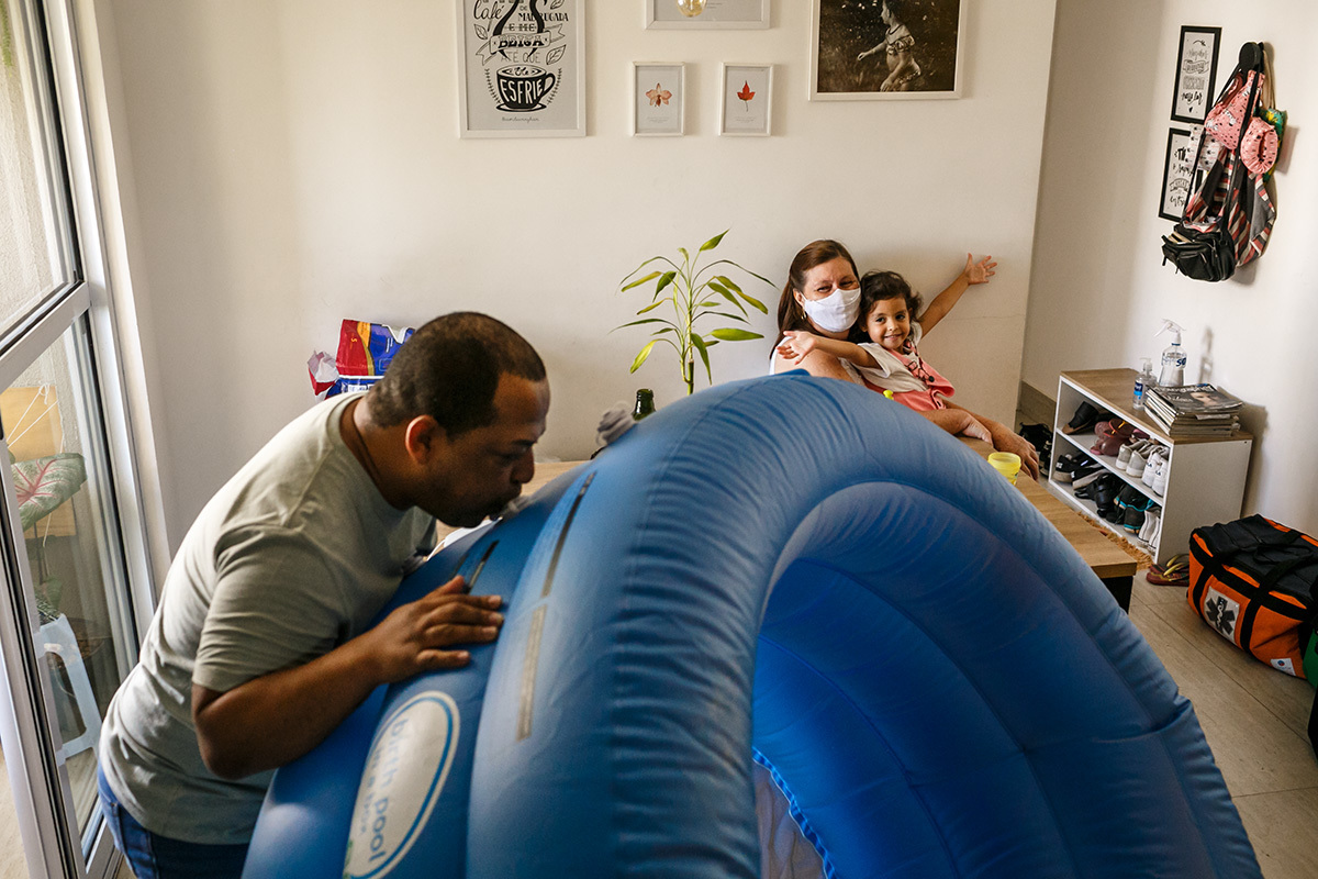 banheira sendo enchida para um parto domiciliar