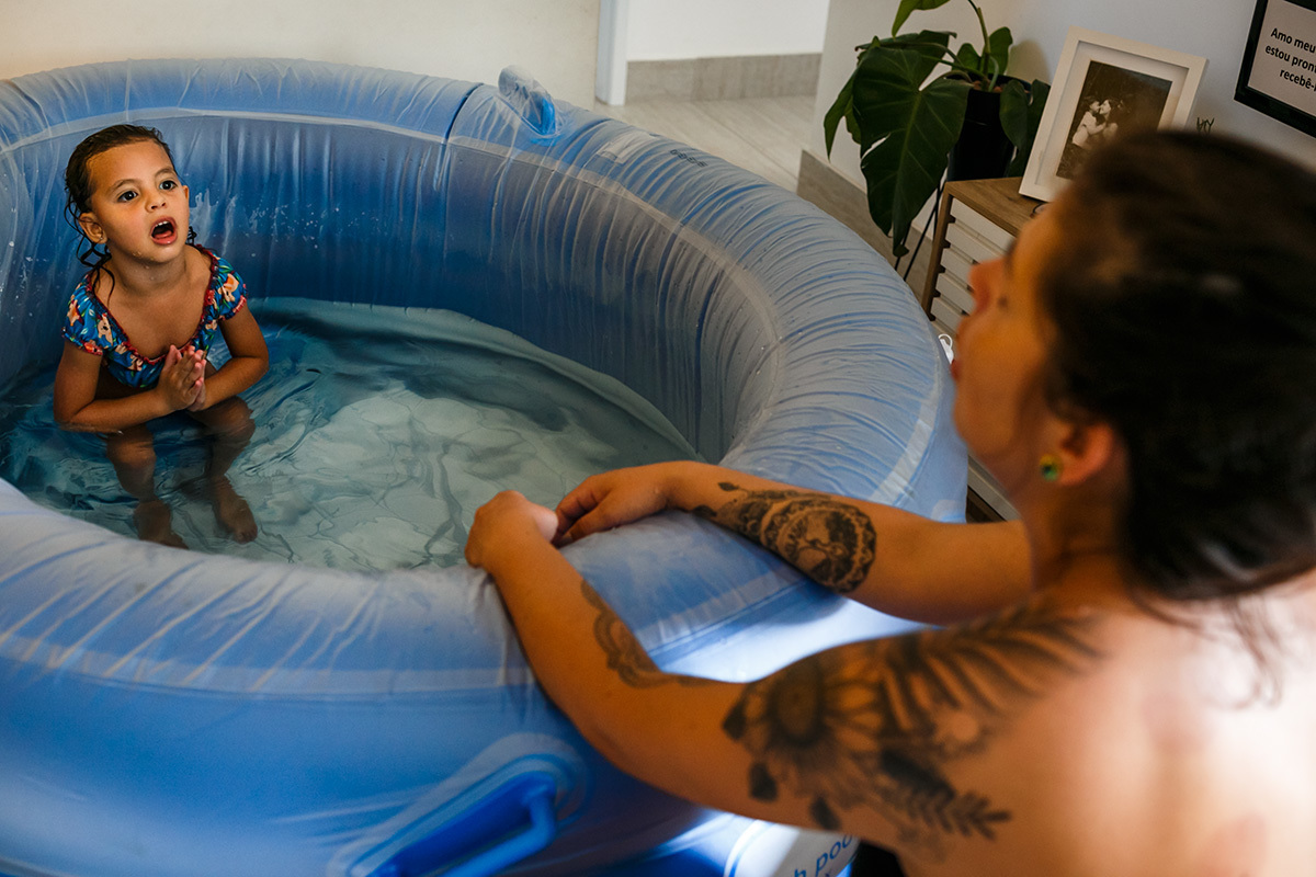 menina vocaliza com a mãe durante o trabalho de parto domiciliar