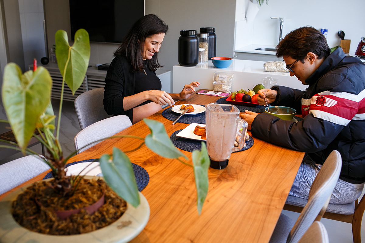 casal grávido tomando café da manhã