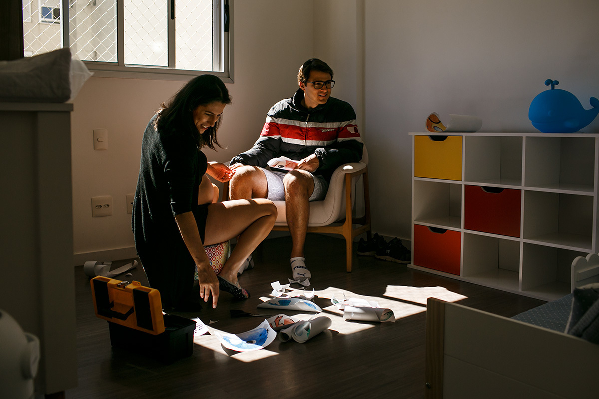 casal preparando o quarto da sua bebê em foto de Adriana Costa