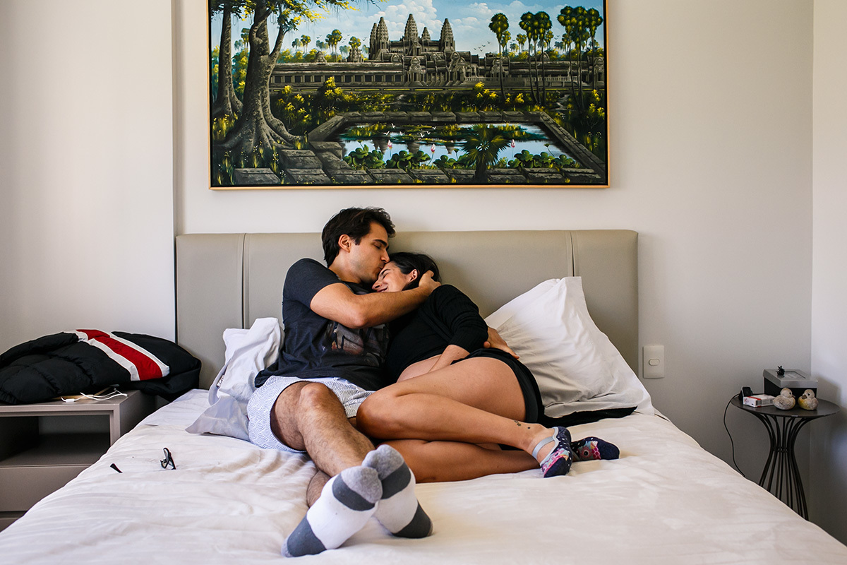 fotos espontâneas do casal grávido em casa