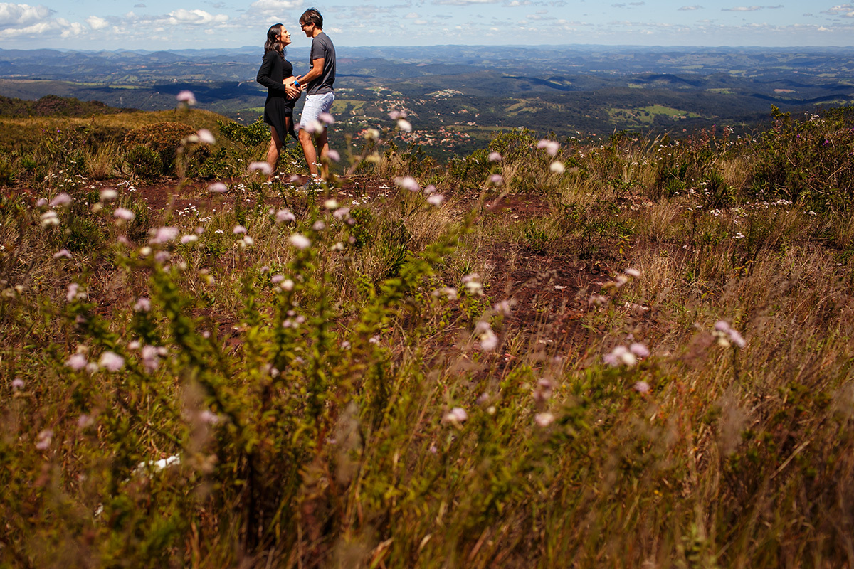 Fotos de Adriana Costa do casal grávido na Serra do Rola Moça, Nova Lima