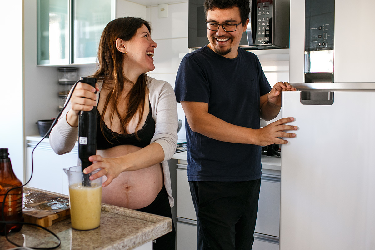 casal gravido sendo registrado em um dia na sua rotina