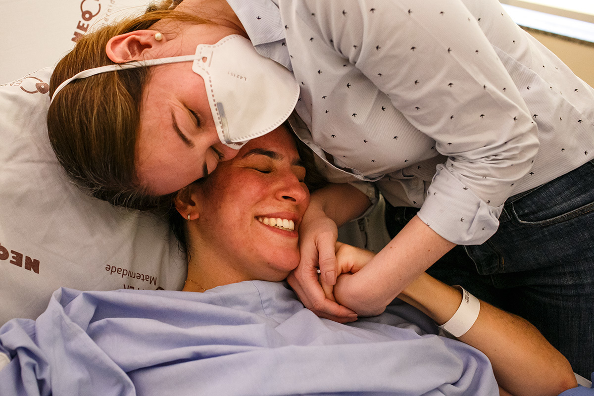 mulher abraça sua obstetra emocionada após seu parto natural