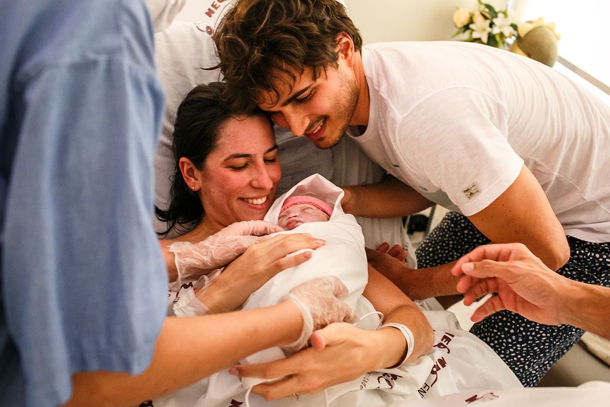 casal recebe a filha que nasceu prematura por um parto natural nos braços