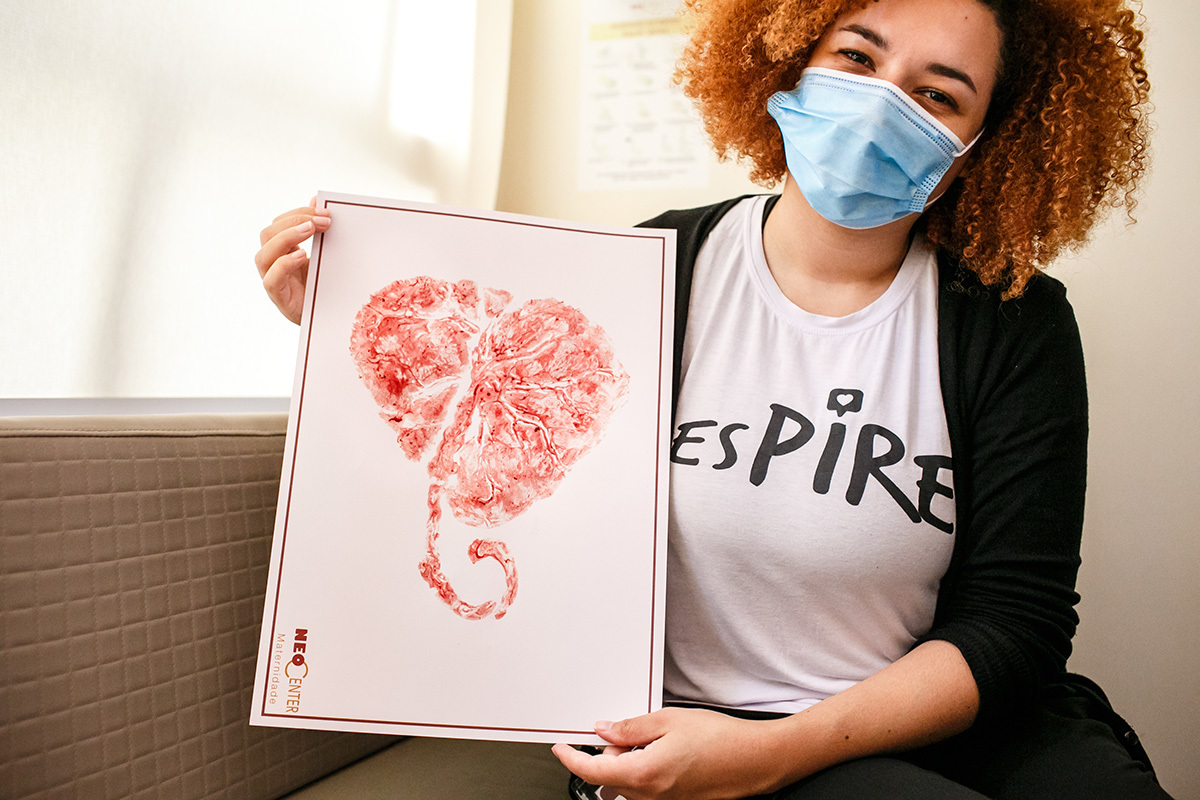 doula mostra o print que fez da placenta em forma de coração