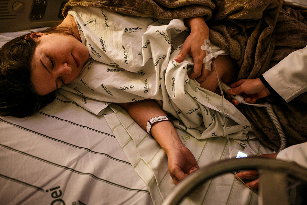 mulher sendo avaliada com auscultação do bebê durante trabalho de parto 