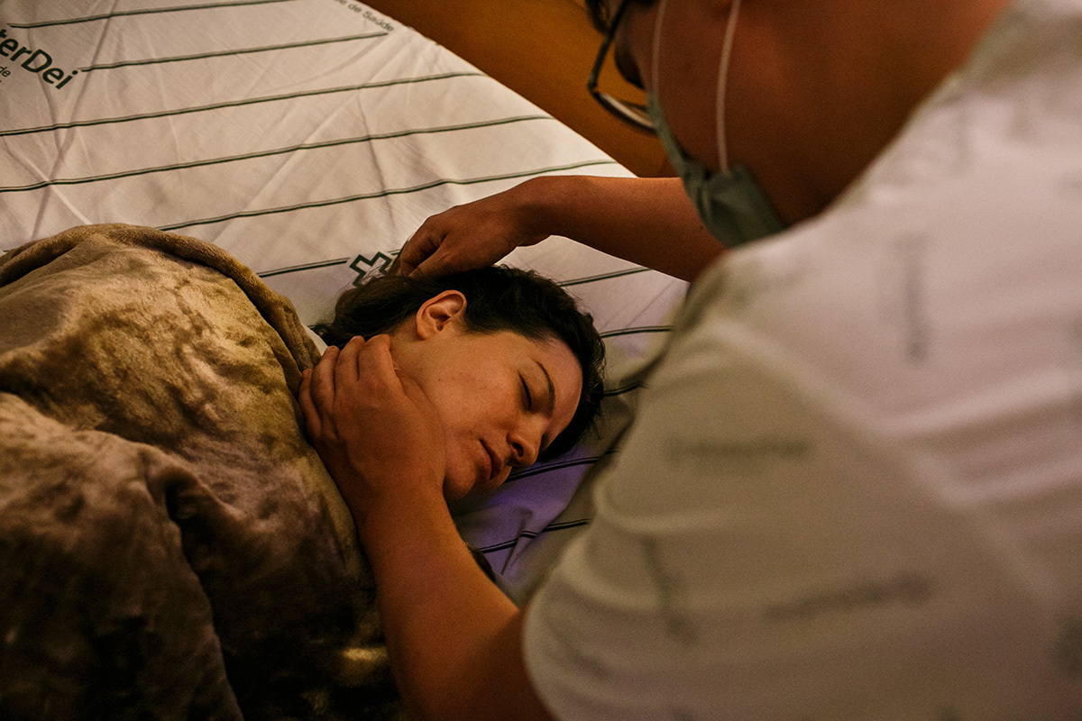 mulher dorme após analgesia para o alívio das dores do parto